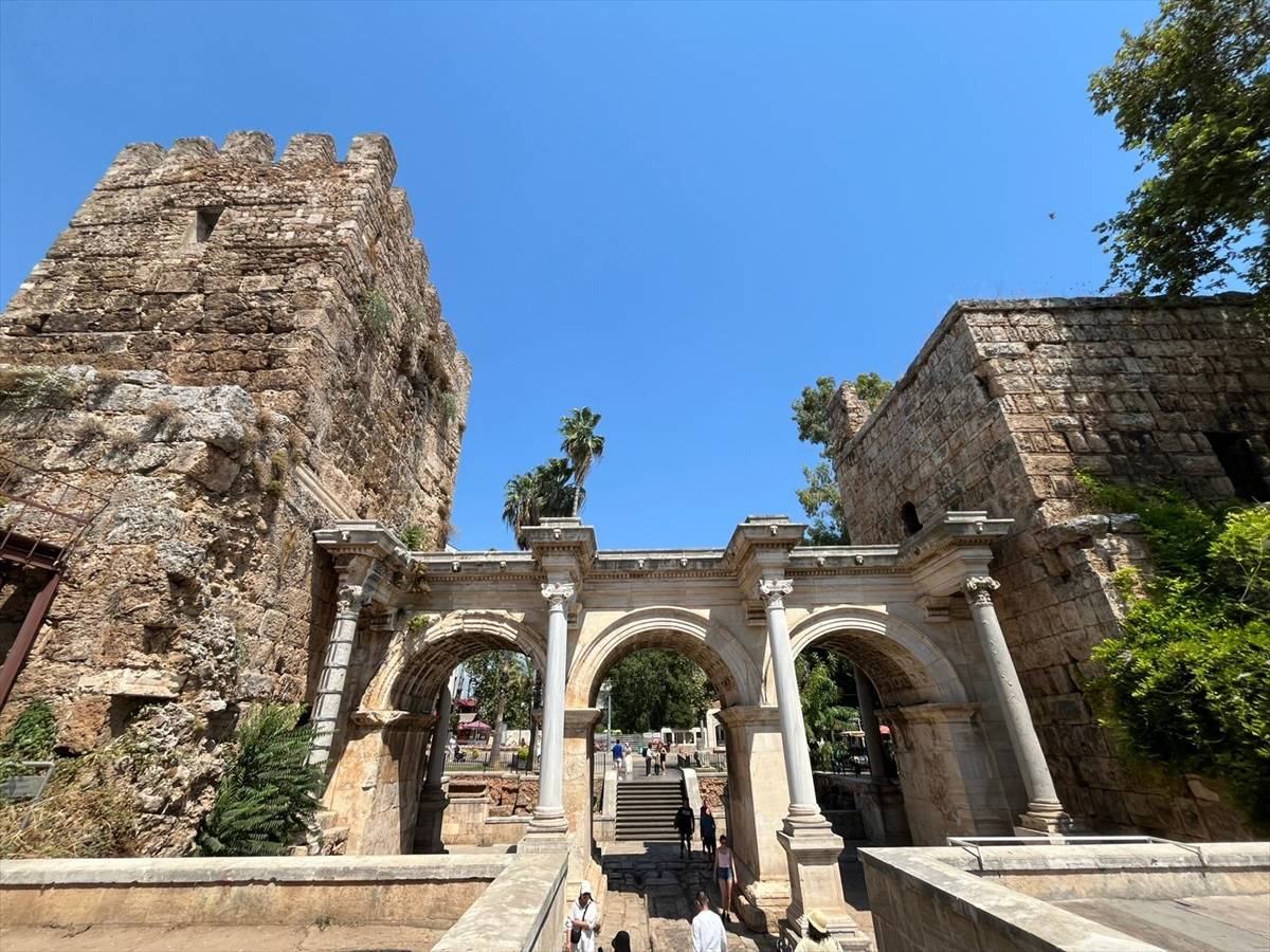 Antalya’nın en çok ziyaret edilen yerlerinden: Kaleiçi turistleri hayran bırakıyor