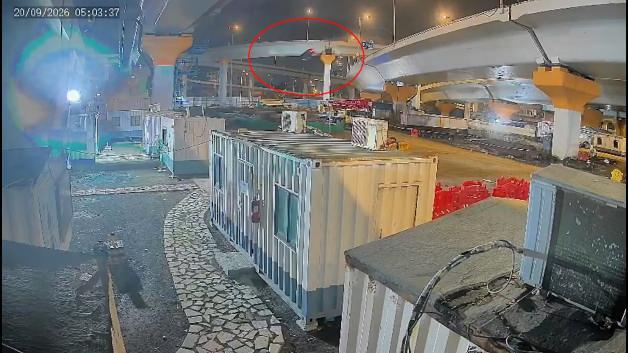 Mumbai'de bariyerleri aşan BMW, metrelerce yüksekten aşağı çakıldı: 3 genç feci şekilde can verdi