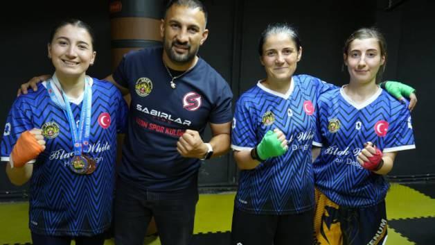 Anne ve iki kızı aynı ringde şampiyonluk için çalışıyor