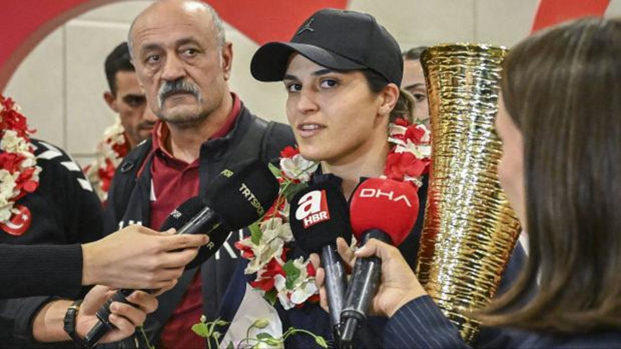 Avrupa'yı dize getirdiler! Şampiyon boksörler yurda döndü