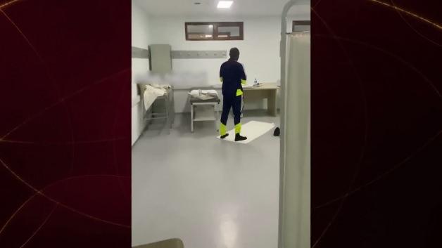 Gönülleri fethetti! Fenerbahçe'nin yıldızı maçtan sonra stadyumda namaz kıldı