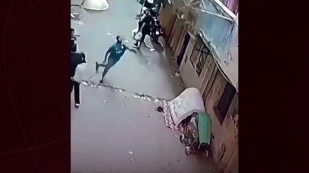 Mısır'da balkondan düşen çocuğu yoldan geçen vatandaş havada yakaladı