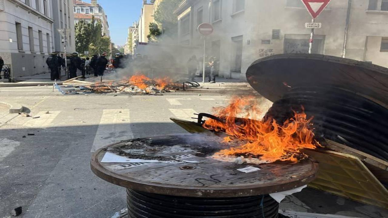 Fransa alev alev! Eğitim durdu