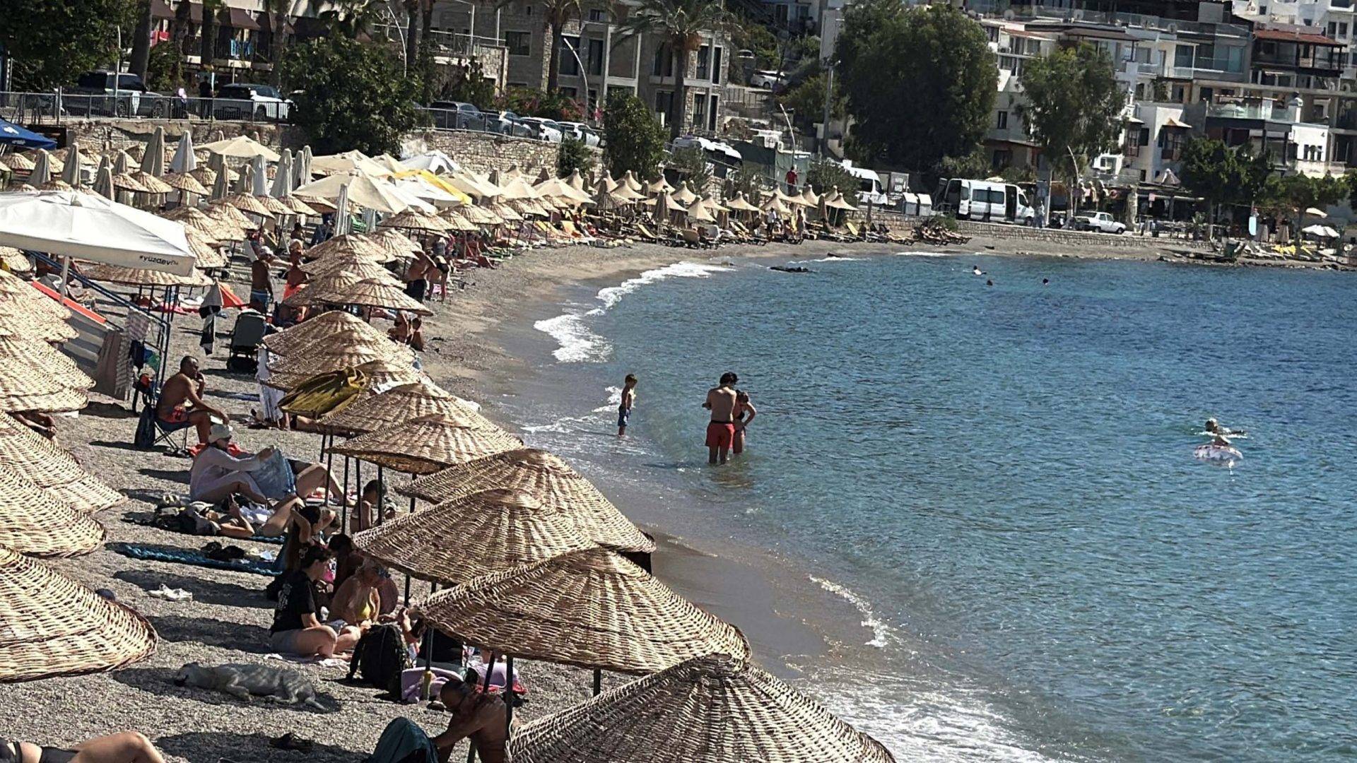 Turistler sonbaharı dinlemedi! Bodrum’da serin suların keyfini çıkardılar