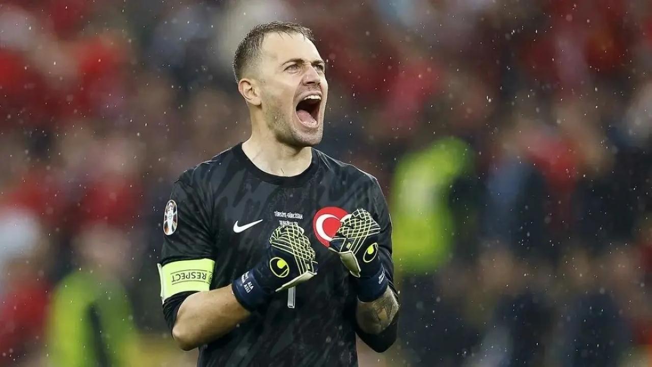 Hayatını kaybedenleri unutmamıştı! Mert Günok'a şeref madalyası