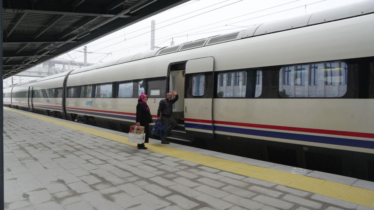Hızlı trende yeni rota: Seferler başladı! Yolculuk 1 saatin altına düştü...