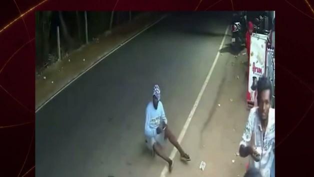 Hindistan'da feci kaza kamerada: Savrulan motosiklet yayaya çarptı