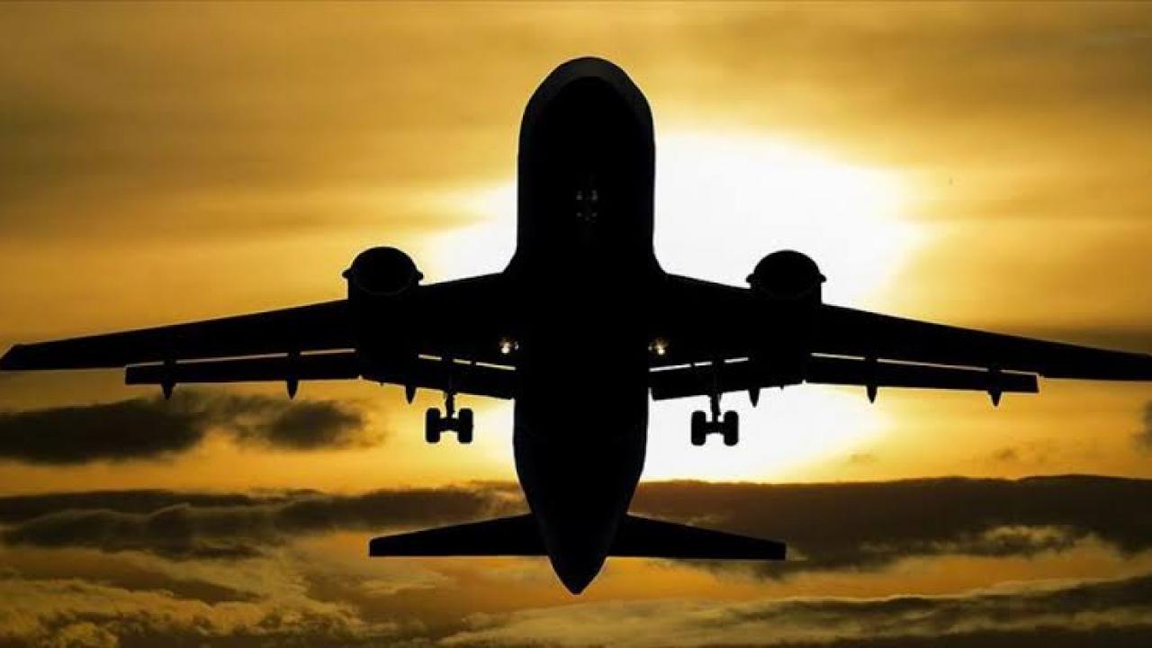 Havada korku dolu anlar! Uçağın kapısı seyir halindeyken açıldı