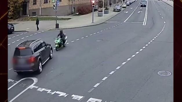 Belarus'ta korkutan kaza: Motosiklet sürücüsü taklalar atarak yola savruldu