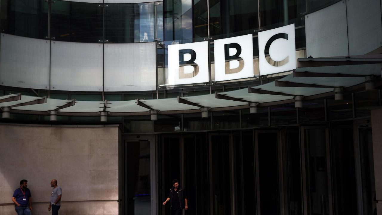 BBC zor günler yaşıyor: İki kanal ve radyoyu kapatıyor!