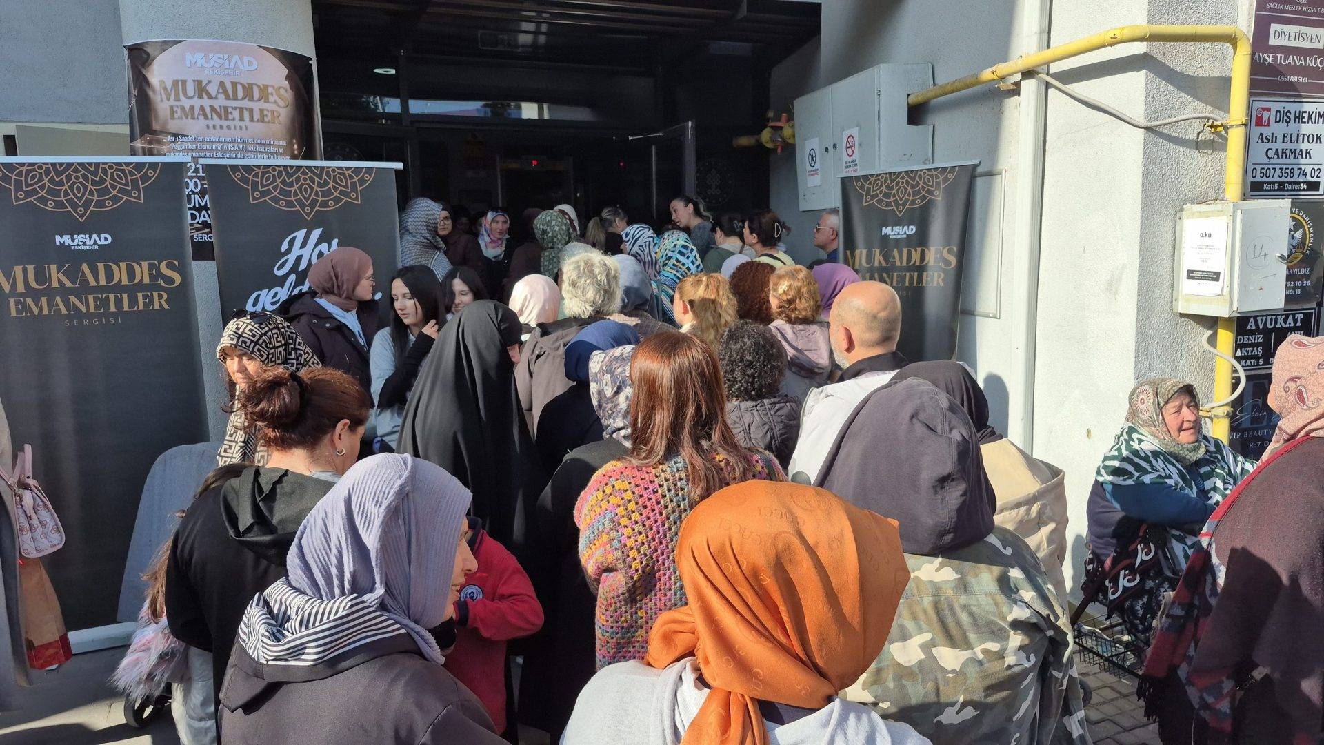 Görmek için saatlerce beklediler: Eskişehir’de Mukaddes Emanetler Sergisi’ne yoğun ilgi