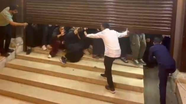 Tekirdağ'da indirim izdihamı: Yüzlerce kişi mağazaya akın etti
