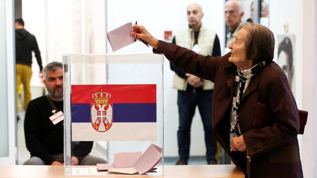 Sırbistan'da erken seçim: Oy verme işlemi başladı