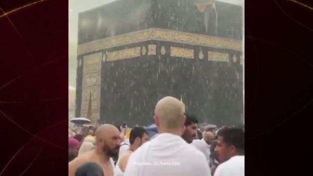 Kabe'de Müslümanlar sağanak altında tavaf yaptı