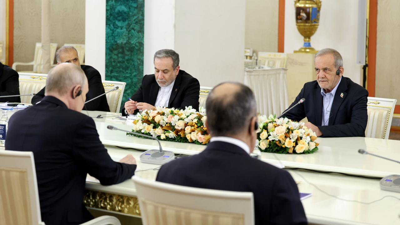 Putin ve Pezeşkiyan Moskova'da bir araya geldi