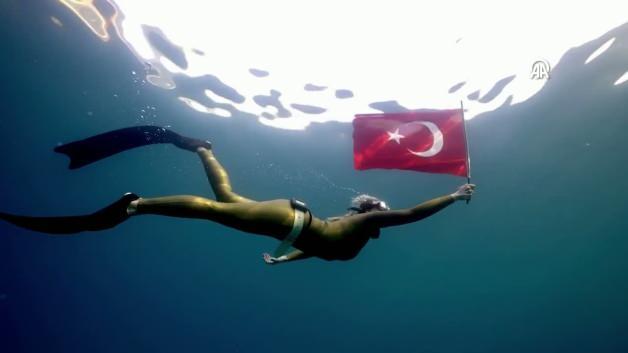Milli dalışçı Şahika Ercümen, Cumhuriyet Bayramı'nı su altında Türk bayrağıyla kutladı