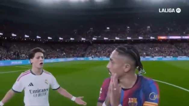 La Liga'nın dev derbisinin hakemin saha içi iletişimi gündem oldu