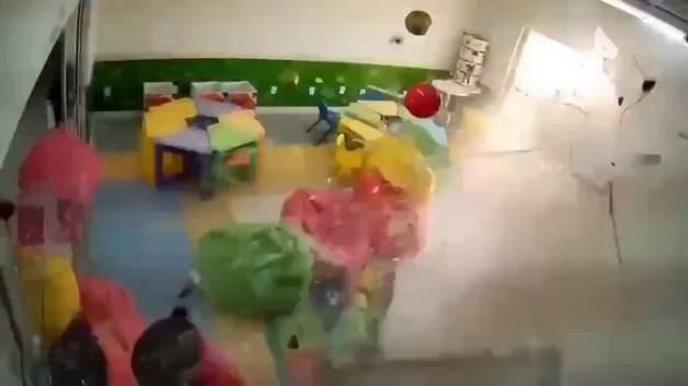Brezilya’da küçük uçak anaokuluna düştü! O anlar kamerada
